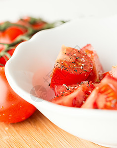 盘子垂直垂直的番茄沙拉图片