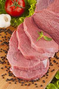 肉饮食香肠羊腿肉块猪排牛肉红色羊排炖肉白色背景图片
