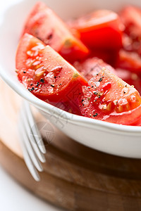 番茄沙拉和叉子盘图片