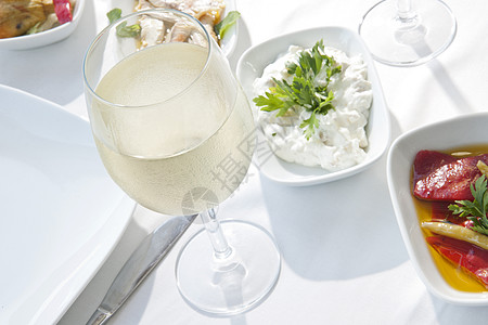 白葡萄酒和美食饮食盘子玻璃豆类蓝色三物桌布蔬菜方盘白酒图片