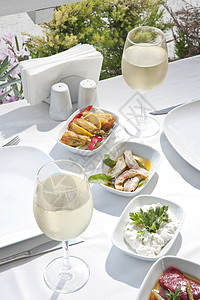 白葡萄酒和美食食物盘子吃饭蓝色酒杯文化章鱼三物摄影桌布图片