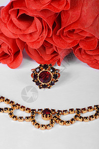 首饰套件奢华项链红色礼物金子宝石戒指石榴石玫瑰耳环背景图片