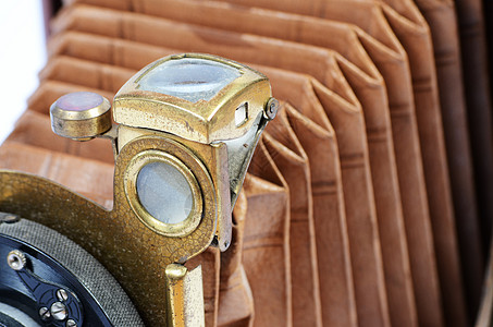 古董相机幅面皮革摄影黄铜镜子背景图片