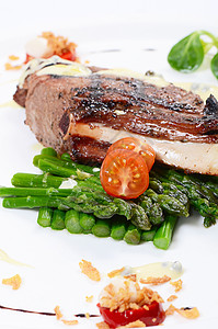 羊肉夹在烧烤架上午餐鹿肉蔬菜美食草本植物盘子架子脆皮餐厅食物图片