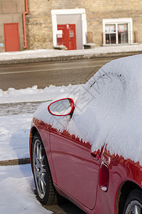 车边上停放的积雪覆盖着汽车图片