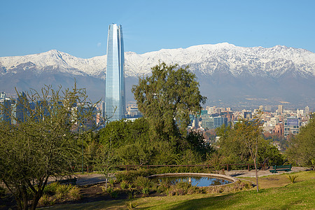 智利圣地亚哥冬季圣地亚哥办公室花园建筑学山脉白色首都建筑城市蓝色公园背景