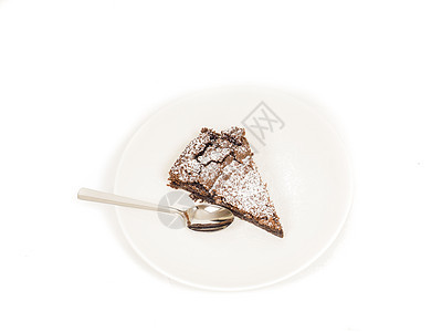新鲜做的巧克力蛋糕茶匙盘子黑色服务公司甜点糕点食物美食裂纹图片