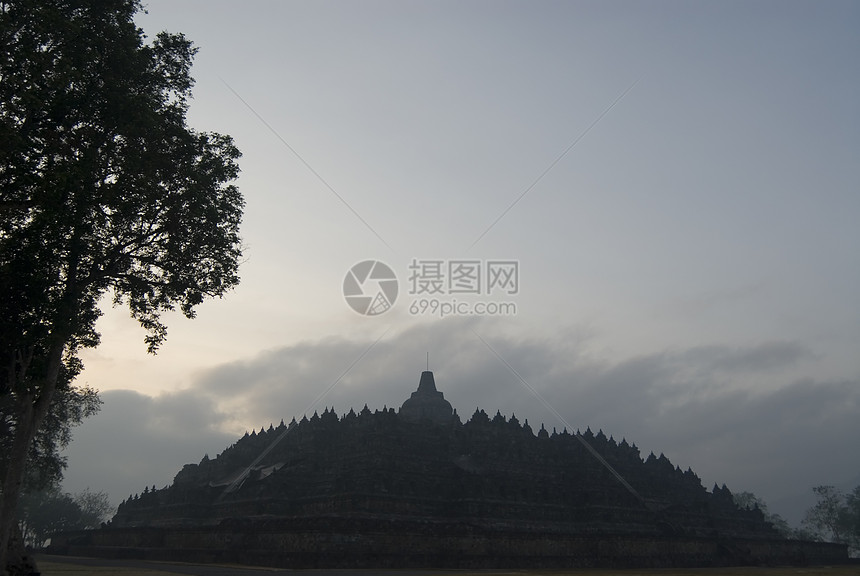 波罗布杜尔寺庙佛教徒旅行瑜珈人心背包旅游独奏佛塔航程图片