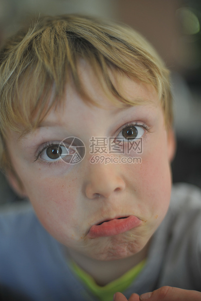 一个年轻男孩的肖像孩子灰色男生脾气闷气图片