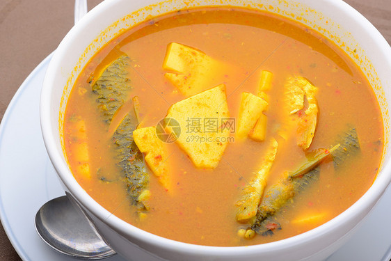 泰国菜名 鱼和炸椰子炒酸汤图片