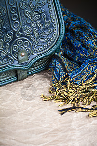 古旧袋和围巾案件闩锁古董储物柜旅行划伤皮革蓝色青铜金属图片