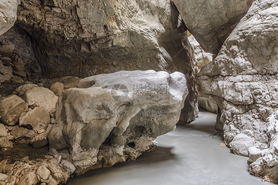 相似的峡谷石窟石头水面岩石饱和色速度森林目的地洞穴悬崖图片