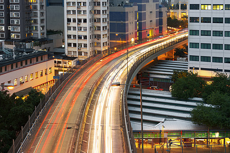 城市夜间现场场景市中心车辆路灯曲线运动街道驾驶交通过境图片