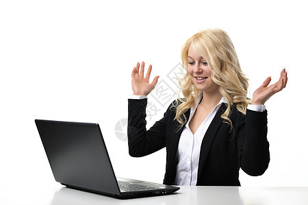 在笔记本电脑上工作的妇女秘书成功人士商业管理人员办公室套装金发商务女性图片