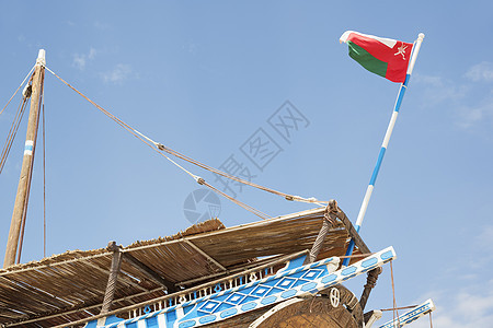 Dhau 阿曼运输蓝色钓鱼码头船厂白色天空传统海滩木头图片