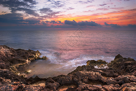 早晨落基海滩日落地平线岩石海浪石头橙子海洋反射天空风景图片