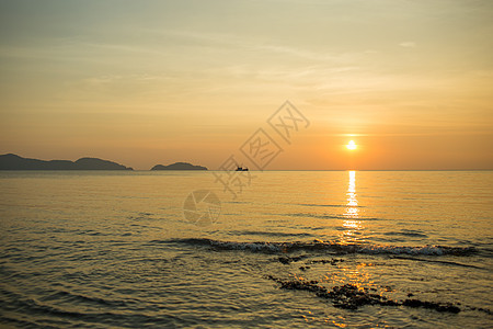 海上孤单的船海景黑色日落天际天空场景旅行黄色白色生活图片