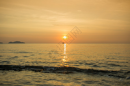 海上孤单的船海浪蓝色旅行黄色时间亮度天空生活反射日落图片