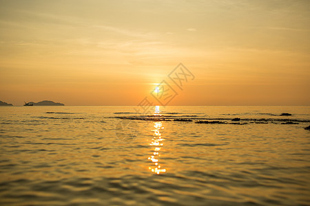 海上孤单的船生活天际白色时间旅行海滩黑色场景海景反射图片