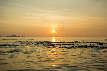 海上孤单的船天空旅行白色生活海景时间蓝色亮度海滩天际图片