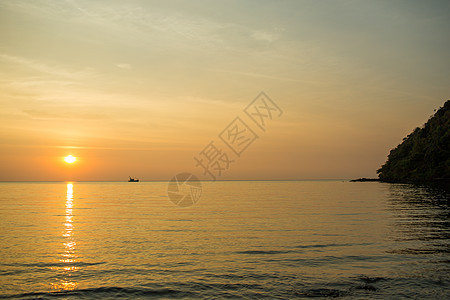 海上孤单的船时间太阳黄色反射生活天空海景海滩旅行黑色图片