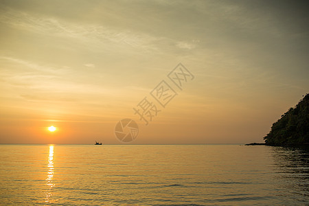 海上孤单的船海滩旅行反射时间场景生活天空白色黑色亮度图片