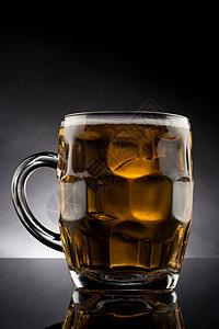 啤酒派对棕色气泡酿造玻璃黄色工作室庆典干杯反射图片