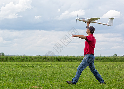 人射入天空 飞翔滑翔天线男人引擎飞行员控制收音机场地闲暇航空螺旋桨图片