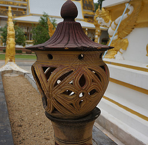 老挝寺庙的灯图片
