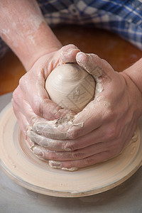 陶匠的手专注作坊模具杯子黏土工艺女士手工业陶器花瓶制作高清图片素材