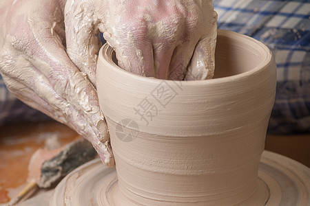 陶匠的手制造业车轮杯子制品压力专注工匠手工黏土水壶泥高清图片素材