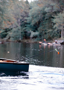 在缅因州秋天在独木舟中捕鱼乐趣旅行运动员淡水运动钓鱼荒野活动皮艇冒险图片