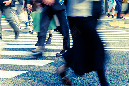 东京市公交公司成人都市男士商务时间街道穿越城市风光人行道图片