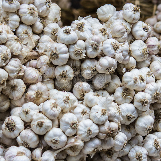 新鲜大蒜集镇蔬菜市场香料食物草本植物饮食物体摊位销售图片