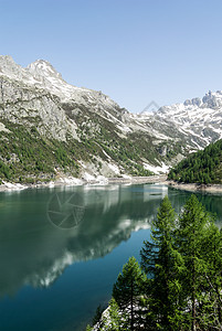 Devero 湖 春季  意大利天气季节勘探气候变化旅游山脉森林旅行树木背景图片