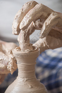 陶匠的手制品杯子陶瓷手工手工业旋转拇指女士水壶工作图片