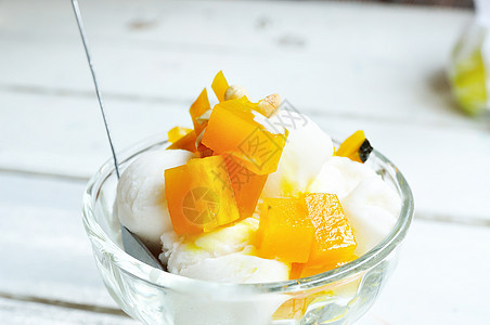 椰子冰淇淋土豆红色勺子花生甜点奶油白色黄色玻璃图片
