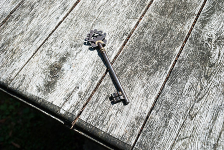 木制桌上的旧大键钥匙安全桌子金属木头教会房子黄铜风格古董图片