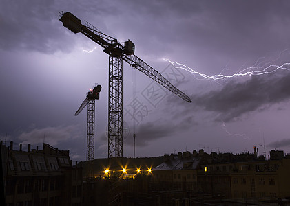 城市上的闪电灯光雷雨起重机情绪风暴霹雳条纹闪光天空天气图片