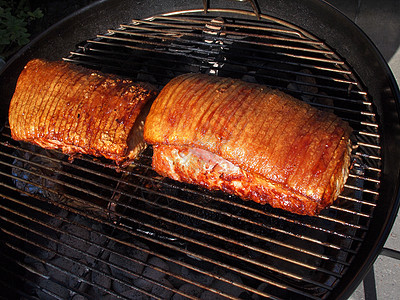 烤架上烧烤猪肉图片