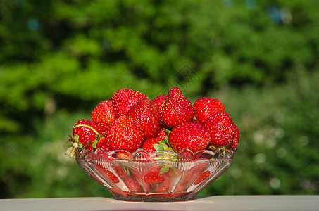 绿底带新鲜草莓的保龄球图片