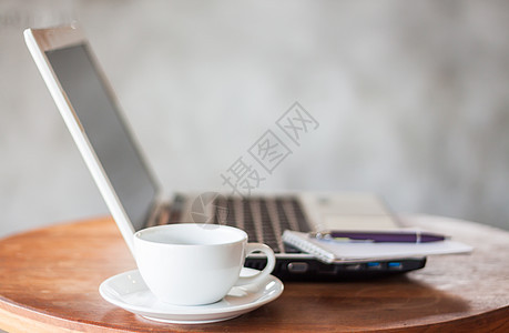 木制桌上的膝上型 笔记板和咖啡杯咖啡空白商业电脑杯子饮料软垫笔记本记事本桌子图片