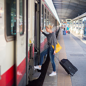 女士在火车站等着呢航程旅行火车行李平台运输假期过境女性乘客图片