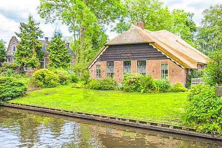 荷兰吉埃索恩典型的荷兰住宅和菜园Giethoorn假期文化运河场景旅行溪流茅草城市小屋建筑图片