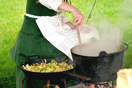 烧锅搅拌白色酿造食物女士历史绿色女性烹饪图片