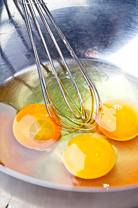 用金属碗鸡蛋食谱早餐蛋黄糕点厨房烘烤烹饪饮食桌子营养图片
