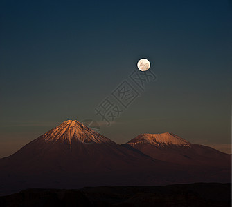 智利阿塔卡马沙漠的月亮谷全月图片