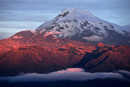 日落在厄瓜多尔强大的火山中图片