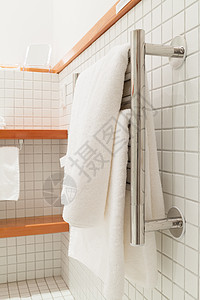 架子上的毛巾浴室白色淋浴高清图片