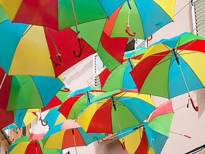 多彩雨伞天气红色黄色绿色织物蓝色天空阳伞配饰庇护所图片